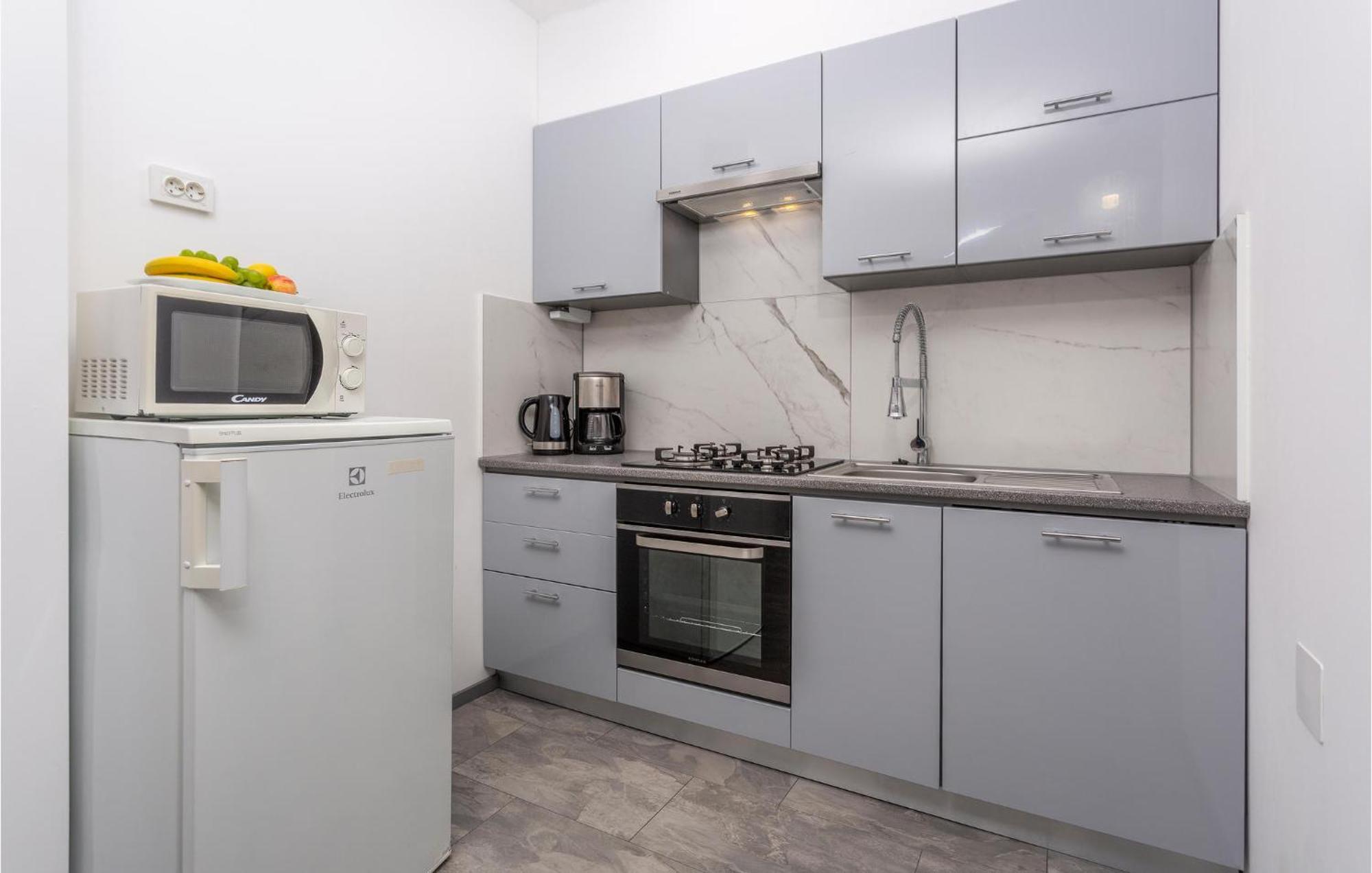 Stunning Apartment In Malinska With Kitchen Екстер'єр фото