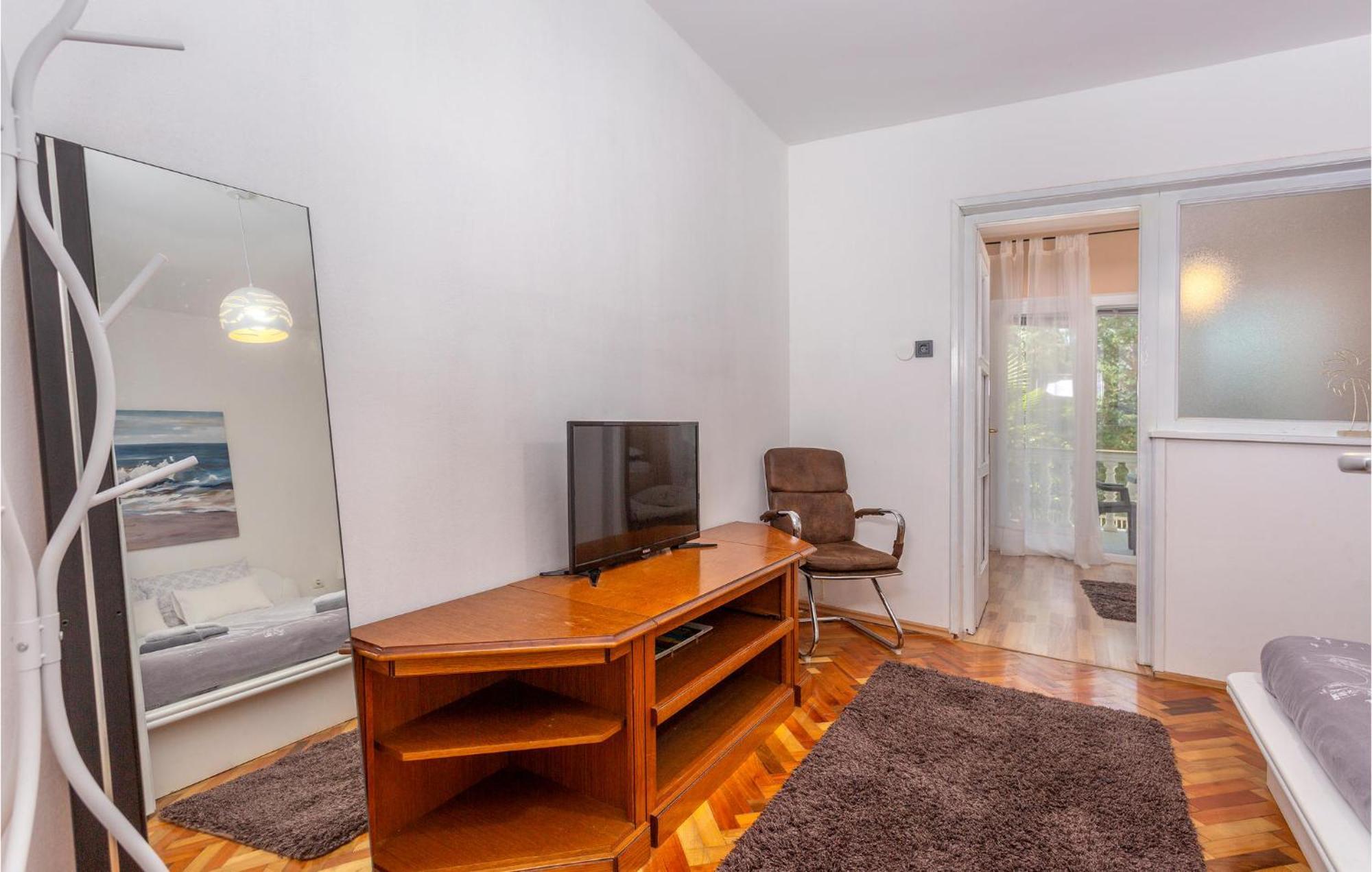 Stunning Apartment In Malinska With Kitchen Екстер'єр фото