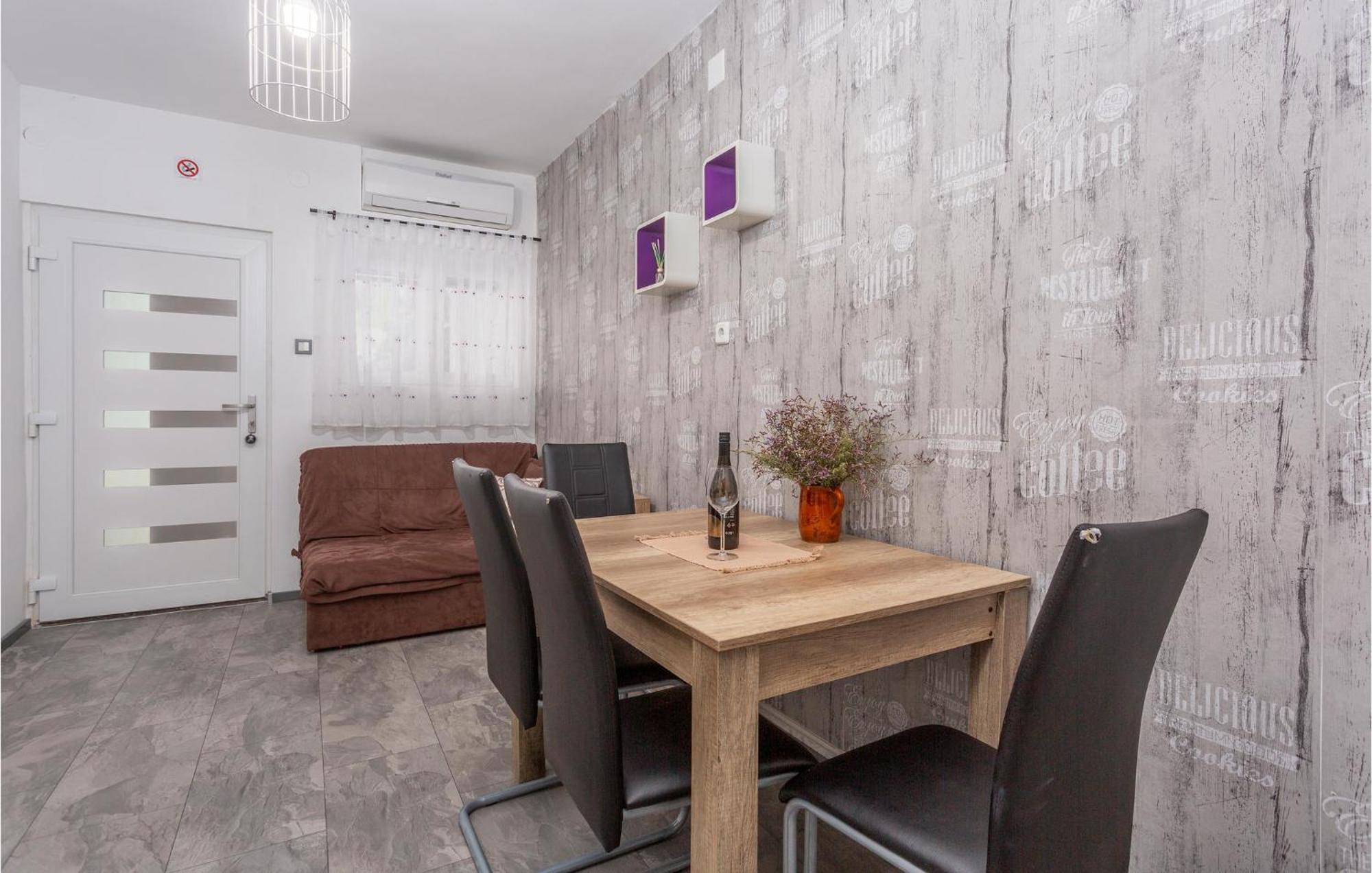 Stunning Apartment In Malinska With Kitchen Екстер'єр фото