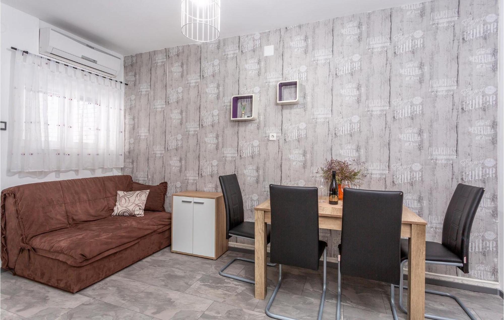 Stunning Apartment In Malinska With Kitchen Екстер'єр фото