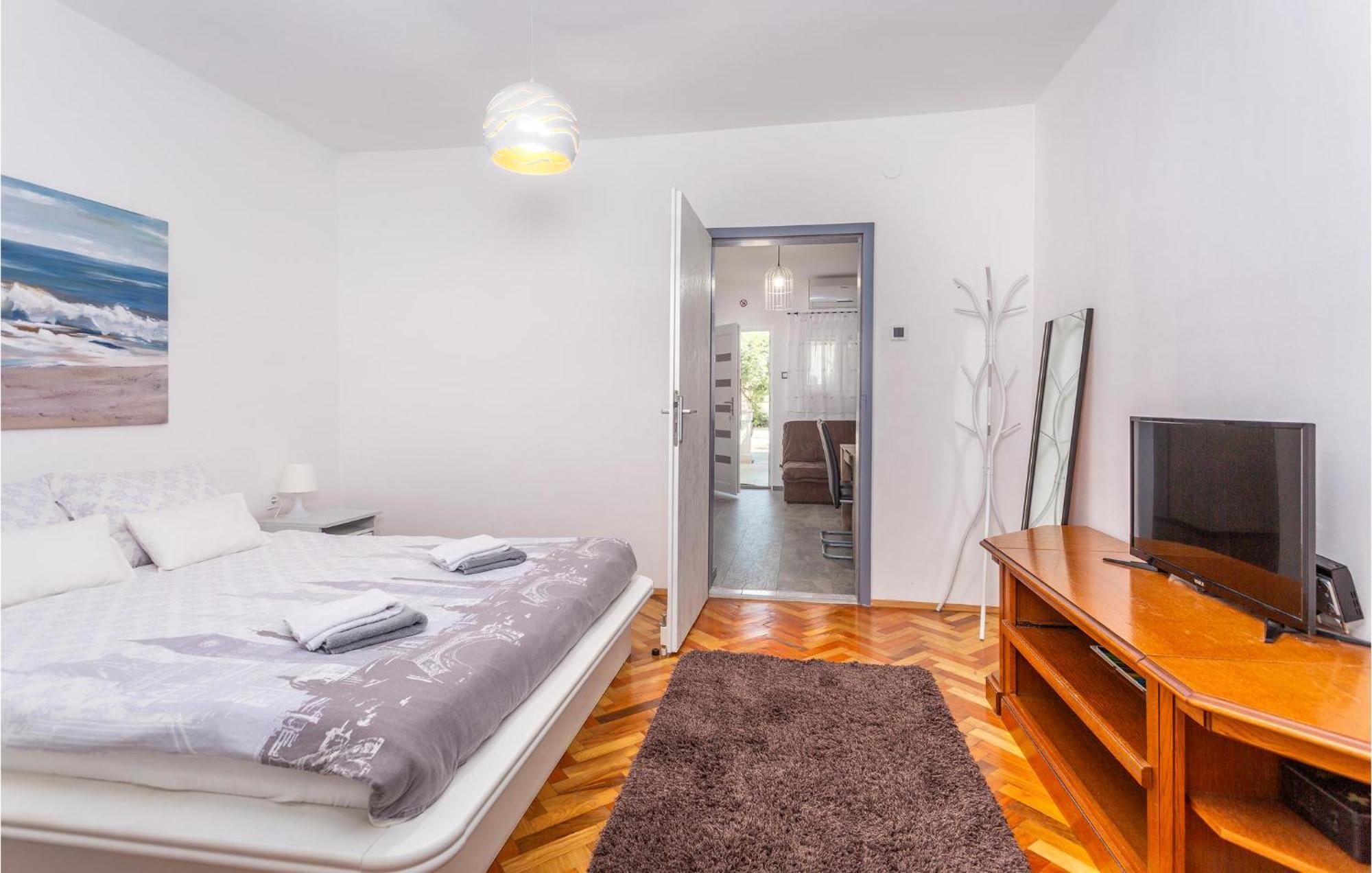 Stunning Apartment In Malinska With Kitchen Екстер'єр фото